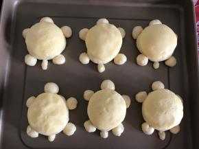 取出酥皮，分成6分，揉圆压扁，盖在小乌龟身上当壳。室温进行二次发酵。