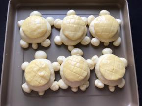 发至原来的两倍大，刷鸡蛋液（头、脚、尾巴和身体都要刷到），用刮板将乌龟壳割出纹路。
烤箱170度预热。
