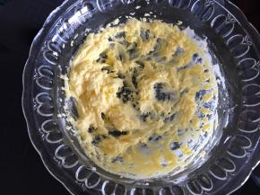 打发至黄油颜色变白，与蛋黄完全混合即可。