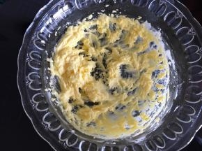 打发至黄油颜色变白，与蛋黄完全混合即可。