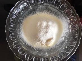 将低筋面粉和奶粉过筛加入，用刮刀翻拌均匀。