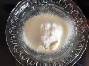 将低筋面粉和奶粉过筛加入，用刮刀翻拌均匀。