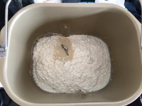 将主面团中除黄油外所有材料按由湿到干的顺序加入揉面桶内，酵母和盐不要一起放，启动一个揉面程序（23分钟）。揉面结束后加入黄油，再启动一个揉面程序。