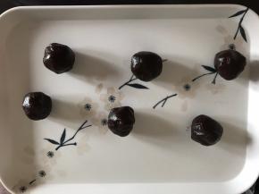 红豆沙20克一份分成六份，团成团。