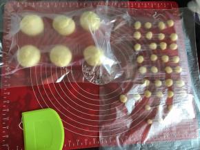 发酵好的面团取出排气，平均分成8份，其中两份分成36份做小乌龟的头、脚和尾巴。揉圆，盖上保鲜膜醒发15分钟。