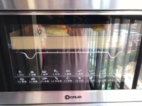 放烤箱中层，160度烤20分钟左右，烤至表面上色即可。