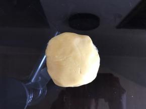 制作好的酥皮包上保鲜膜，放冰箱冷藏一小时左右。