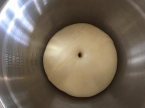 面团发酵至原来两倍大，用沾水的手指戳一个洞，洞口不回缩不塌陷就是发酵完成。