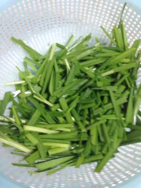 韭菜洗净切段备用
