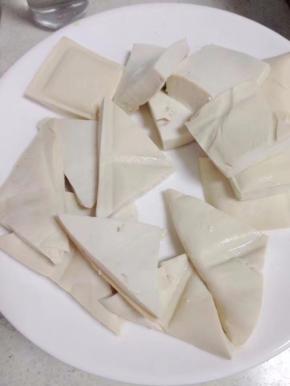 豆腐切小块备用