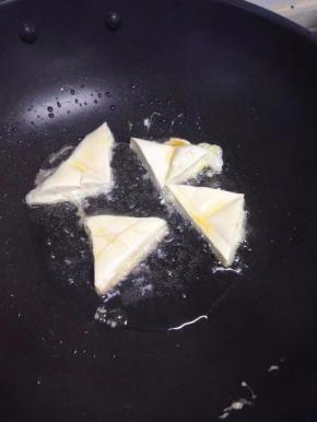 然后锅里倒入油，把粘上蛋液的豆腐放入锅里煎。