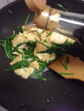 加入煎好的豆腐，加少许生抽，与少许盐翻炒匀即可出锅