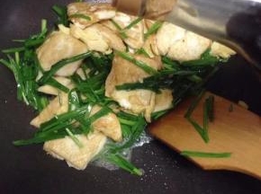 加入煎好的豆腐，加少许生抽，与少许盐翻炒匀即可出锅