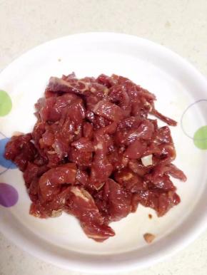 牛肉洗净切成片，再切成粗条状。用（料酒、盐、生抽、老抽、淀粉抓匀。再加入食用油拌匀）腌制15分钟）