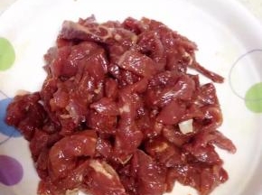 牛肉洗净切成片，再切成粗条状。用（料酒、盐、生抽、老抽、淀粉抓匀。再加入食用油拌匀）腌制15分钟）