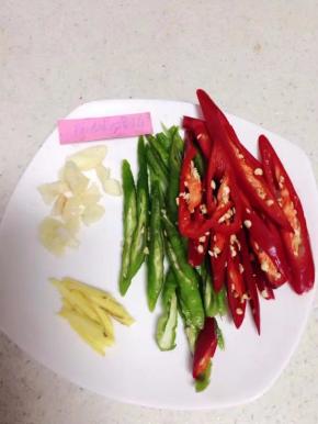 杭椒洗净斜切成段，姜切丝，蒜略拍切碎。