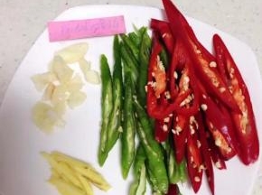 杭椒洗净斜切成段，姜切丝，蒜略拍切碎。