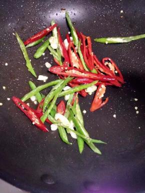 锅里入少许油，放入切好的杭椒煸炒一会。
