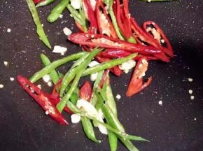 锅里入少许油，放入切好的杭椒煸炒一会。