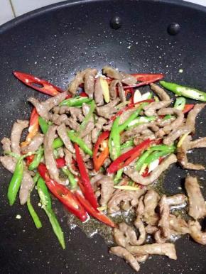 杭椒微软后，加入炒好的牛肉翻炒匀。