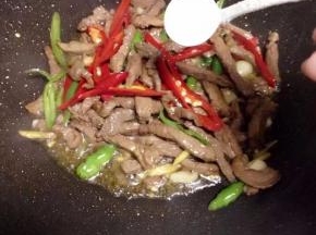 最后加入盐调味即可。