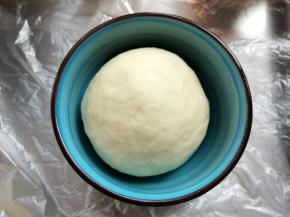 1. 将酵母用温水化开，然后与面粉混合，揉成光滑的面团，注意下哈，每个牌子的面粉吸水性不同，所以方子中的水不要一次性加完，可以先预留10%，视情况进行加减
放在容器中，发酵至两倍大