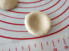 2. 取出排气，分成5等份
其中四份做成伞状
另一份再分成小的四等份，
作为香菇柄