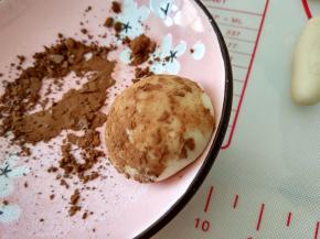 4. 再将香菇盖沾满可可粉，也可以粘抹茶粉红曲粉哈