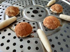 5. 码入蒸屉，冷水上锅蒸20分钟，蒸熟后闷5分钟再掀锅盖，避免冷热温差大，香菇包变瘪哈！