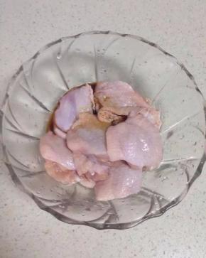 鸡翅去骨后，并加入料酒和生抽、盐腌至20分钟。