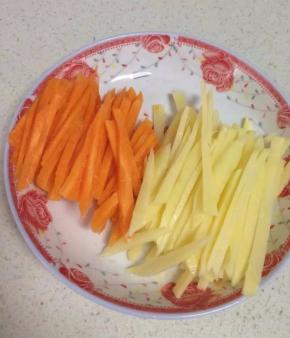 土豆与胡萝卜去皮洗净，切成丝待用。（丝要比鸡翅长）