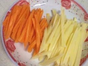 土豆与胡萝卜去皮洗净，切成丝待用。（丝要比鸡翅长）
