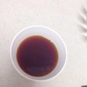 碗里加入耗油、生抽、白糖，再加入半碗水调成汁料待用。