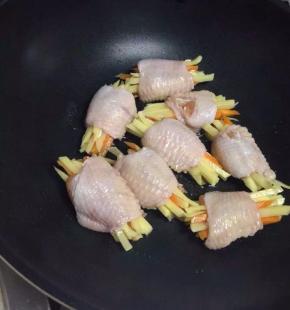 锅里放油，将鸡翅放入煎。