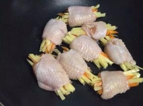 锅里放油，将鸡翅放入煎。