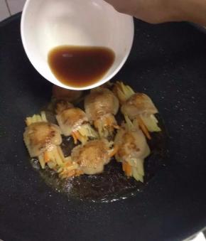 煎至两面微黄后，加入之前调好的汁料。