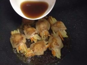 煎至两面微黄后，加入之前调好的汁料。