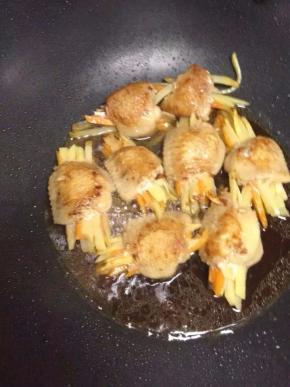 盖上盖子煮至鸡翅熟透。