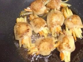 盖上盖子煮至鸡翅熟透。