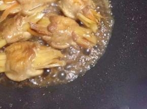 中火收汁即可出锅（汁不要完全收没）