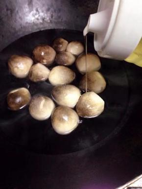 炒锅烧开水，放入草菇，加少许盐和油，焯水