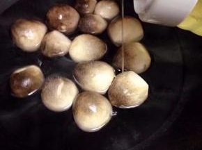 炒锅烧开水，放入草菇，加少许盐和油，焯水