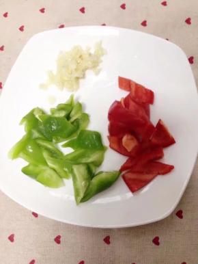 青红椒洗净切好，蒜剁成蒜蓉备用。