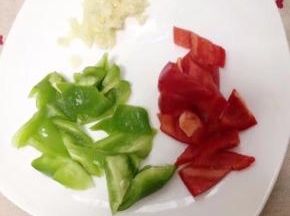青红椒洗净切好，蒜剁成蒜蓉备用。