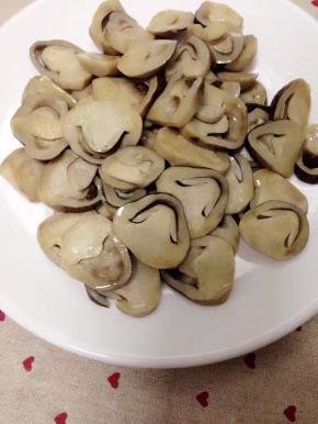 草菇竖着切成片备用。（这样切的草菇像个笑脸）