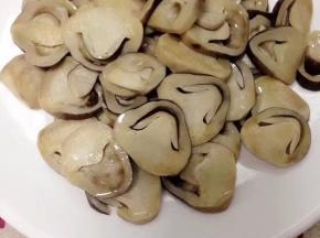 草菇竖着切成片备用。（这样切的草菇像个笑脸）