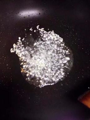 炒锅热油，爆香蒜蓉