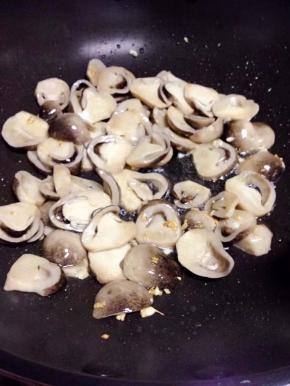 放入草菇片，翻炒