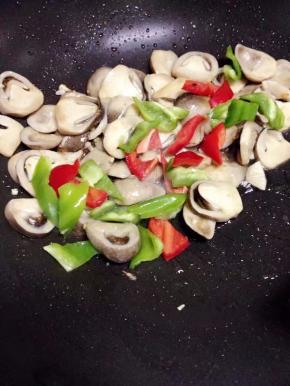 再放入青红彩椒，炒几下