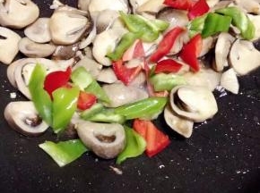 再放入青红彩椒，炒几下